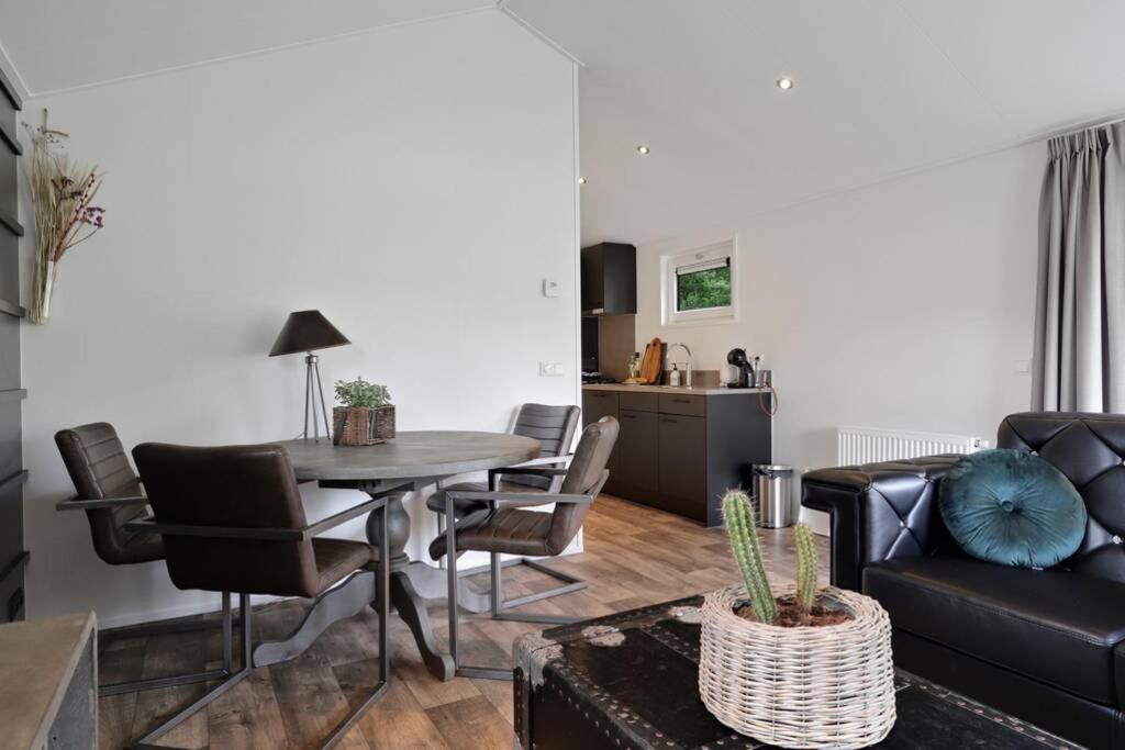 Luxe Chalet In Oosterwolde In Friesland, Op Rustig Park Met Uitzicht Op Meer En Strandje Exterior foto